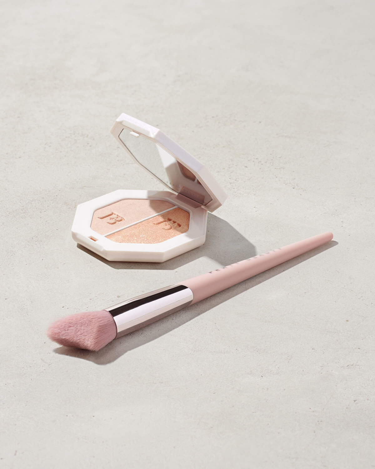Cheek-Hugging Highlight Brush 120